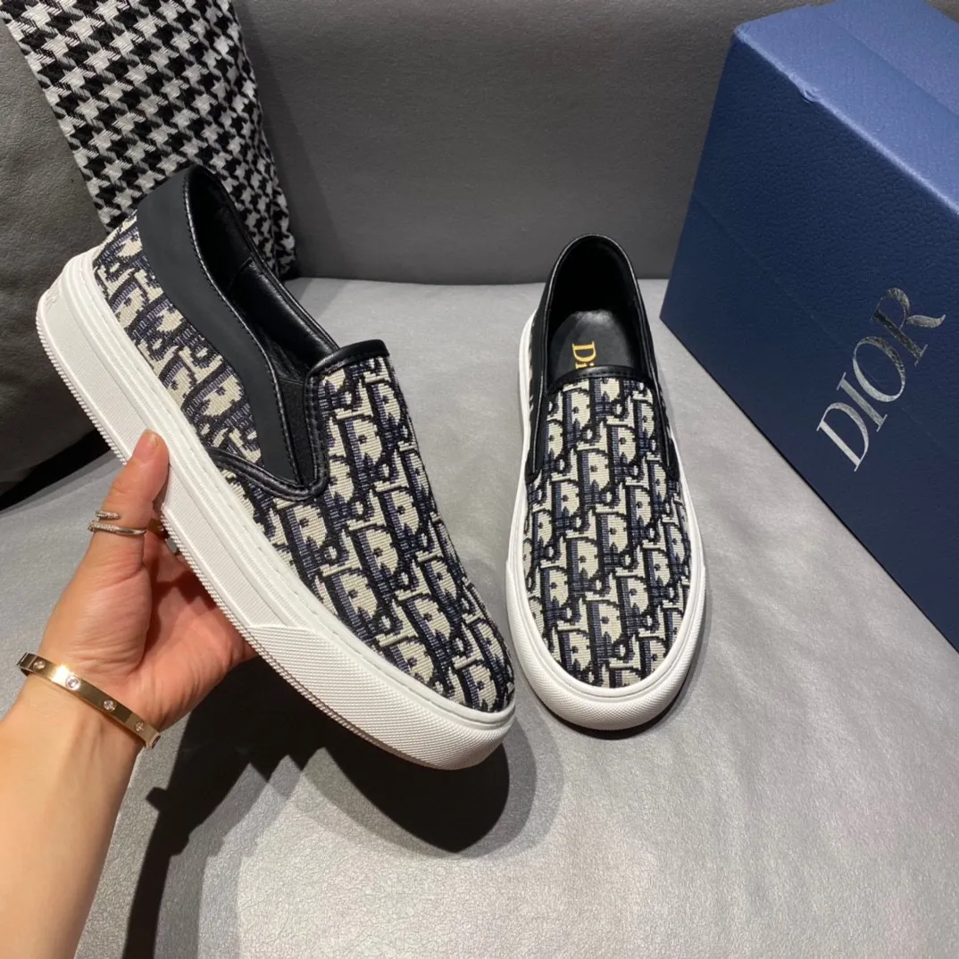 Factory price 340, Dior series casual shoes 👟🔥🕷🕷【Dior】Dior New casual men's shoes are launched in Hong Kong counters. Official website 1:1 production. Original Italian materials. Designed by European and American masters. Perfect shape to create counter quality, solid color rubber wear-resistant outsole and classic dazzling head! Super versatile and very comfortable. High-end without losing taste, fashionable and novel! ! Absolute focus! Code number: 38-45